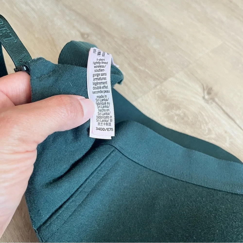 VICTORIA'S SECRET T-Shirt Light Lined Wireless Green Bra 34DD Bling
